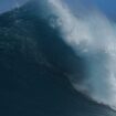 À Hawaï, le surfeur Ty Simpson-Kane a survécu à cette impressionnante chute dans une vague