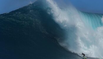 À Hawaï, le surfeur Ty Simpson-Kane a survécu à cette impressionnante chute dans une vague