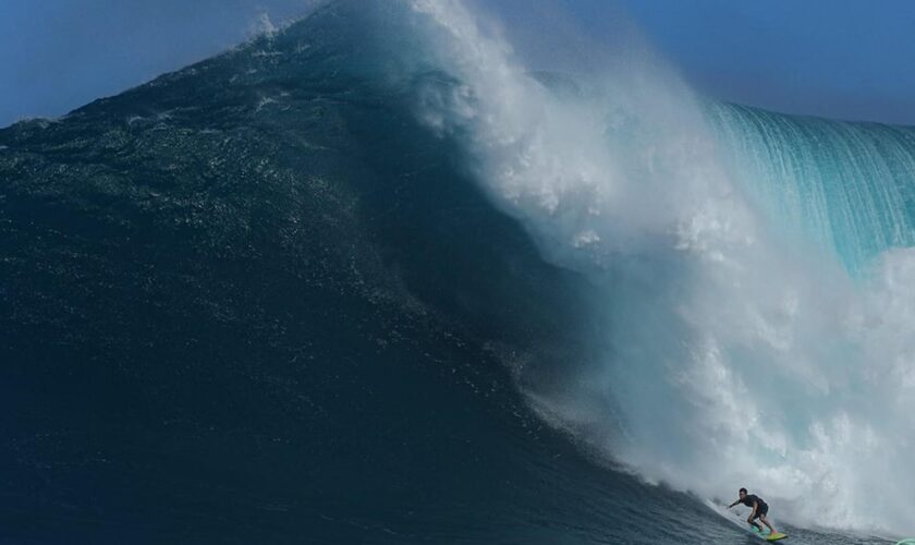 À Hawaï, le surfeur Ty Simpson-Kane a survécu à cette impressionnante chute dans une vague