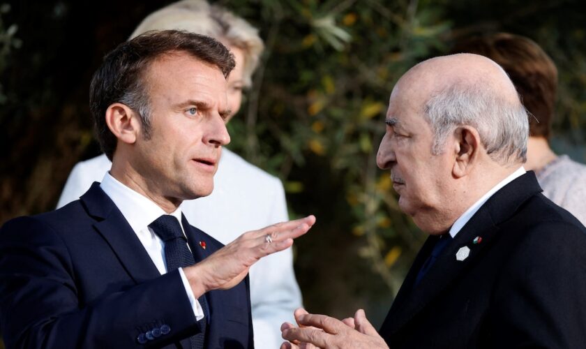 Le président français Emmanuel Macron (à gauche) s'entretient avec le président algérien Abdelmadjid Tebboune alors qu'ils posent pour une photo de famille avec les chefs d'État du G7 et les chefs de délégation des pays de sensibilisation à la station balnéaire de Borgo Egnazia lors du sommet du G7 organisé par l'Italie, à Savelletri, le 14 juin. , 2024. (Photo de Ludovic MARIN / AFP)