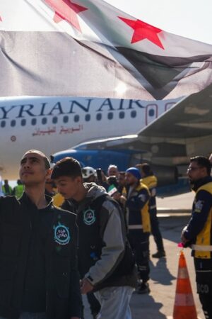 Des passager descendent d'un avion en provenance de Damas, le premier depuis la chute de Bachar al-Assad, à leur arrivée à l'aéroport d'Alep, le 18 décembre 2024 en Syrie