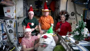 Unfreiwillig langer Aufenthalt: ISS-Astronauten senden Weihnachtsgrüße aus dem Weltall