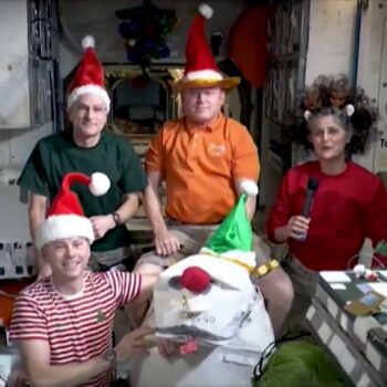 Unfreiwillig langer Aufenthalt: ISS-Astronauten senden Weihnachtsgrüße aus dem Weltall