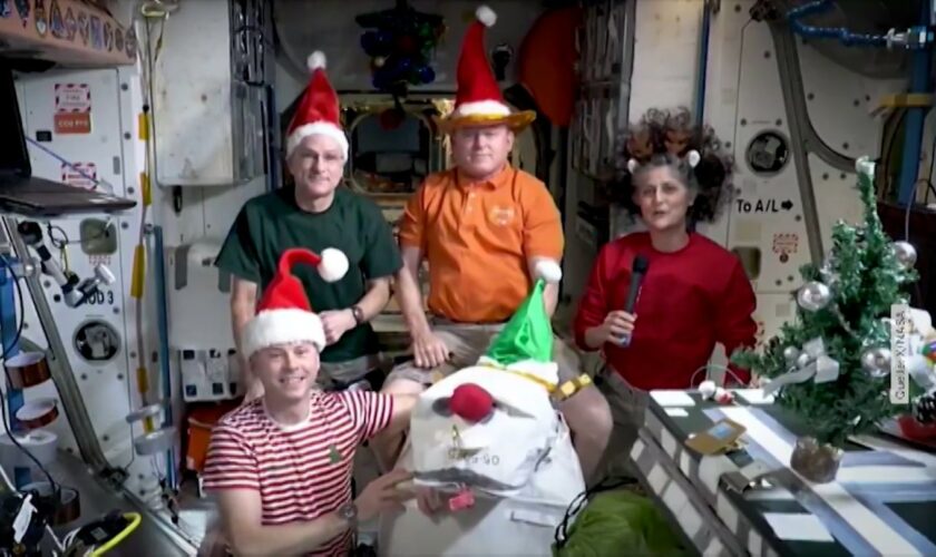 Unfreiwillig langer Aufenthalt: ISS-Astronauten senden Weihnachtsgrüße aus dem Weltall