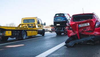 Massenkarambolage mit elf Fahrzeugen auf der A9 – zwölfjähriges Mädchen schwer verletzt