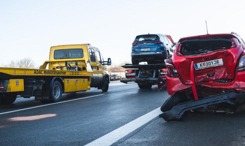 Massenkarambolage mit elf Fahrzeugen auf der A9 – zwölfjähriges Mädchen schwer verletzt