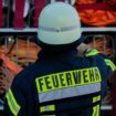 Feuerwehrleute löschen die brennende Anlage. (Symbolbild) Foto: Rolf Vennenbernd/dpa