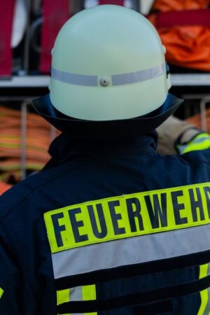 Feuerwehrleute löschen die brennende Anlage. (Symbolbild) Foto: Rolf Vennenbernd/dpa