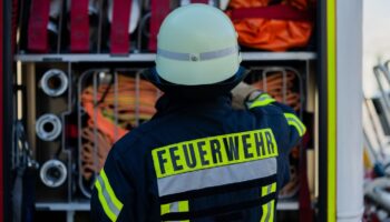 Feuerwehrleute löschen die brennende Anlage. (Symbolbild) Foto: Rolf Vennenbernd/dpa