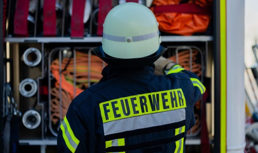 Feuerwehrleute löschen die brennende Anlage. (Symbolbild) Foto: Rolf Vennenbernd/dpa