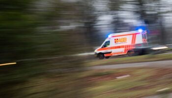 Warum der Mann gegen den Baum fuhr, war zunächst unklar. (Symbolbild) Foto: Julian Stratenschulte/dpa