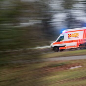 Verkehr: Vater und zwei Kinder bei Unfall teils schwer verletzt