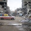 Ein Krankenwagen fährt an Trümmern zerstörter Gebäude in Beit Lahia vorbei. (Archivbild) Foto: Mohammed Alaswad/APA Images via Z