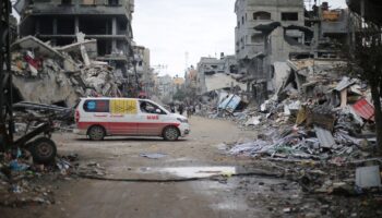 Ein Krankenwagen fährt an Trümmern zerstörter Gebäude in Beit Lahia vorbei. (Archivbild) Foto: Mohammed Alaswad/APA Images via Z