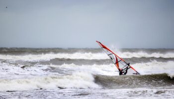 Ce véliplanchiste secouru dans la Manche raconte son sauvetage miraculeux après 19h de dérive en mer