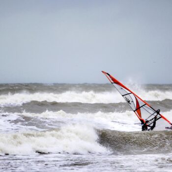 Ce véliplanchiste secouru dans la Manche raconte son sauvetage miraculeux après 19h de dérive en mer