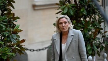 La cheffe de file des députés du Rassemblement national Marine Le Pen arrive à l'hôtel Matignon, à Paris, pour une réunion avec le nouveau Premier ministre français, François Bayrou, le 16 décembre 2024