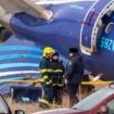 Des équipes d'urgence opèrent autour de l'avion d'Azerbaijan Airlines qui s'est écrasé près d'Aktaou le 25 décembre 2024