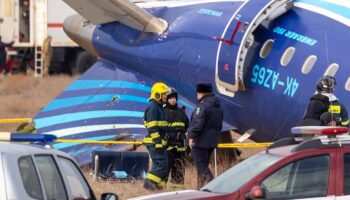 Des équipes d'urgence opèrent autour de l'avion d'Azerbaijan Airlines qui s'est écrasé près d'Aktaou le 25 décembre 2024