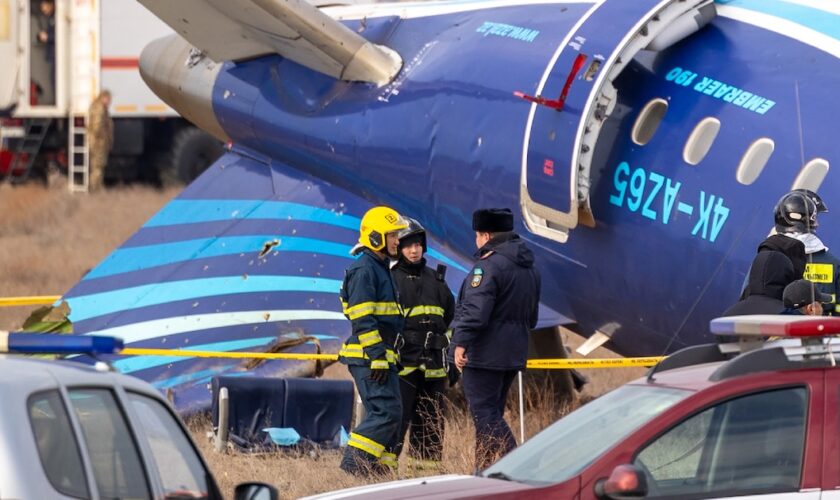 Des équipes d'urgence opèrent autour de l'avion d'Azerbaijan Airlines qui s'est écrasé près d'Aktaou le 25 décembre 2024