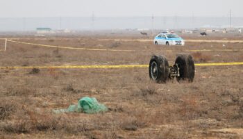 An der Absturzstelle eines Passagierflugzeugs der Azerbaijan Airlines (AZAL) in der Nähe von Aktau, Kasachstan