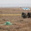 An der Absturzstelle eines Passagierflugzeugs der Azerbaijan Airlines (AZAL) in der Nähe von Aktau, Kasachstan