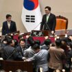 Südkorea: Parlament in Südkorea stimmt für Amtsenthebung von Han Duck Soo