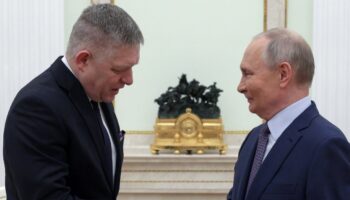 Le Premier ministe slovaque Robert Fico (gauche) et le président russe Vladimir Poutine (droite) à Moscou le 22 décembre 2024