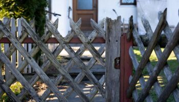 Zwei kleine Kinder wurden tot gefunden, die Mutter ist verletzt und steht unter Verdacht. Foto: Sven Hoppe/dpa