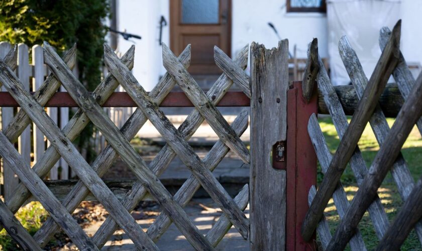 Zwei kleine Kinder wurden tot gefunden, die Mutter ist verletzt und steht unter Verdacht. Foto: Sven Hoppe/dpa