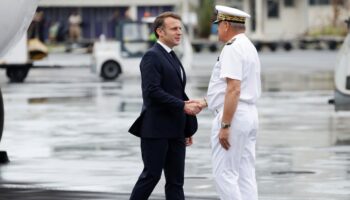 Emmanuel Macron serre la main du préfet de Mayotte François-Xavier Bieuville à son arrivée à l'aéroport de Dzaoudzi, à Mayotte, le 19 décembre 2024