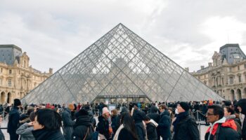 Les touristes de retour à Paris pour les fêtes de fin d’année