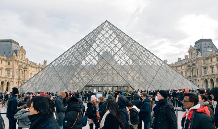 Les touristes de retour à Paris pour les fêtes de fin d’année