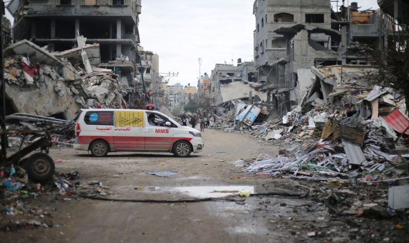 Ein Krankenwagen fährt an Trümmern zerstörter Gebäude in Beit Lahia vorbei. (Archivbild) Foto: Mohammed Alaswad/APA Images via Z