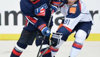 Nick Bailen (l) verlässt die Kölner Haie. Foto: picture alliance / dpa