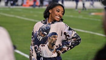 Simone Biles sports custom Jonathan Owens outfit to Bears' final home game