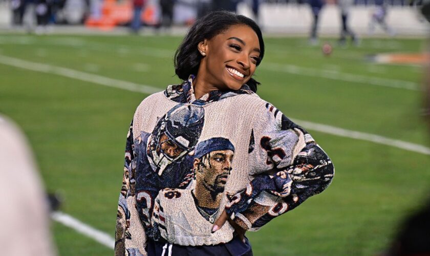 Simone Biles sports custom Jonathan Owens outfit to Bears' final home game