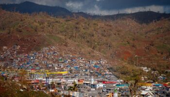 À Mayotte, le préfet François-Xavier Bieuville assure n’avoir découvert « aucun charnier » après le cyclone