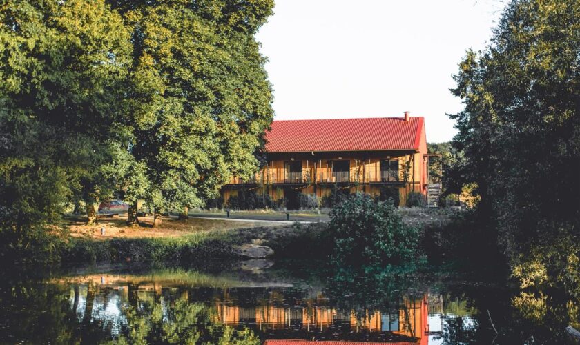 Virée entre copains à l’hôtel Le Barn, la campagne toute en élégance