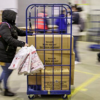 Raketen, Böller & Co.: Feuerwerksverkauf gestartet: "Die meisten stehen hier seit gestern Abend"