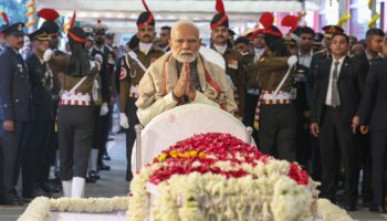 India's Prime Minister Narendra Modi pays his last respects to Mr Singh