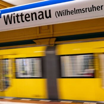 Ein Betrunkener hat am U-Bahnhof Wittenau gepöbelt und einen Sicherheitsmann angegriffen.. (Symbolbild) Foto: Fabian Sommer/dpa