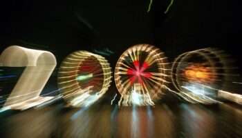 25 Jahre alt ist dieses "2000"-Foto: Ein Zoom-Effekt verfremdet eine große "2" und drei Riesenräder am Mainufer in Frankfurt in