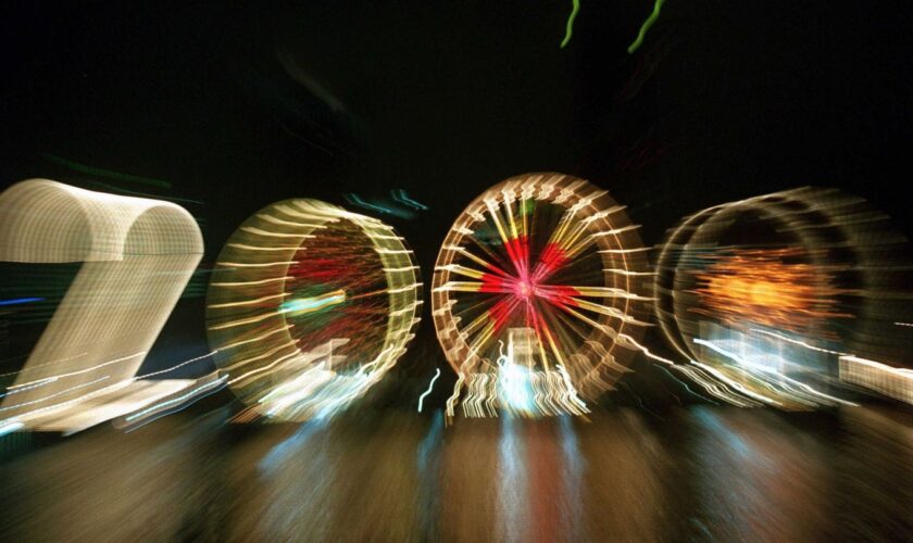 25 Jahre alt ist dieses "2000"-Foto: Ein Zoom-Effekt verfremdet eine große "2" und drei Riesenräder am Mainufer in Frankfurt in