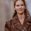 Hilary Swank ist 50, fühlt sich dank ihrer kleinen Kinder aber wie 30