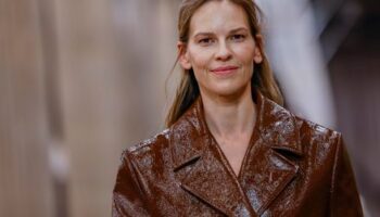 Hilary Swank ist 50, fühlt sich dank ihrer kleinen Kinder aber wie 30