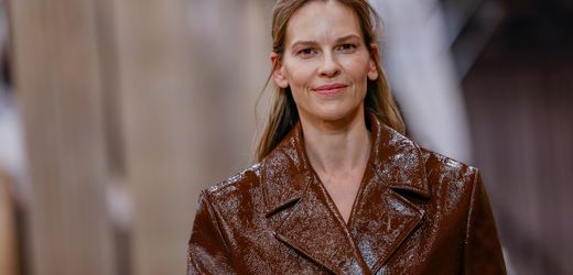 Hilary Swank ist 50, fühlt sich dank ihrer kleinen Kinder aber wie 30