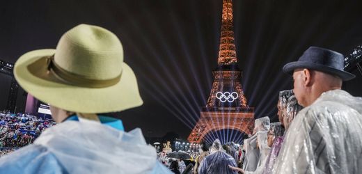 Olympia 2024 in Paris: Wie die SPIEGEL-Reporter mit Gianni Infantino im Regen ausharrten