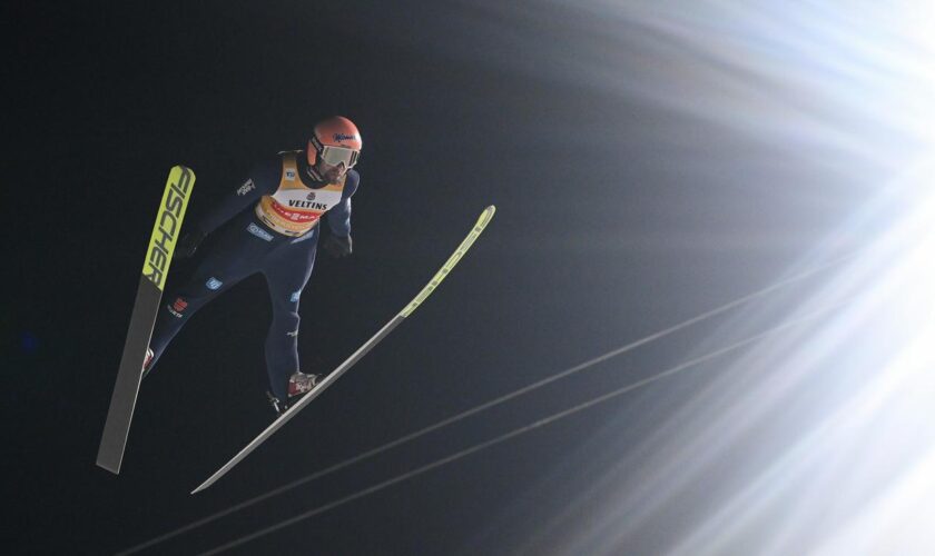 Skispringen : Pius Paschke auf viertem Platz bei Start der Vierschanzentournee