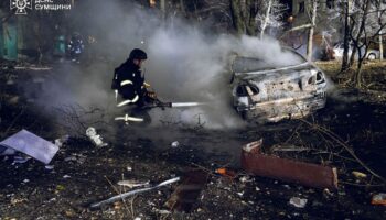 Russische Angriffe auf Ukraine richten schwere Schäden an. (Archivbild) Foto: Uncredited/Ukrainian Emergency Service/dpa